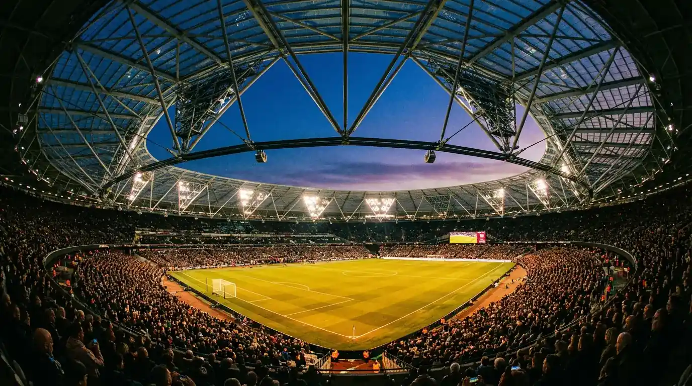 Stadion osvetljen z reflektorji med večerno nogometno tekmo